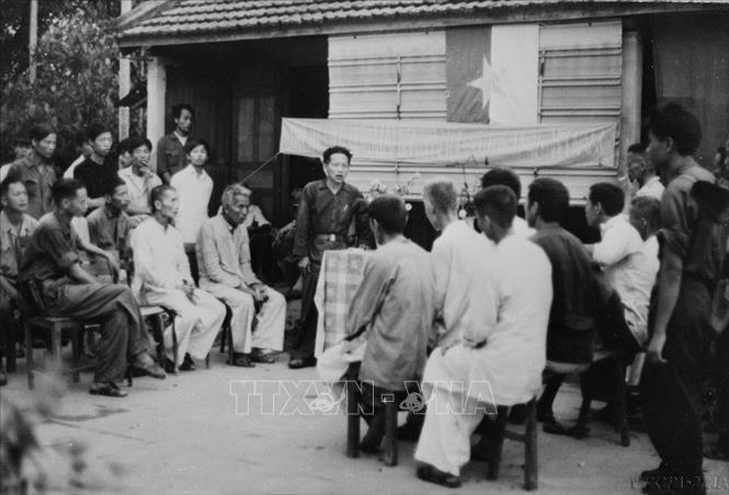 Quân giải phóng cùng đồng bào Quảng Trị họp bàn thành lập chính quyền cách mạng và tổ chức đời sống mới. Ảnh: Xuân Lâm-TTXVN