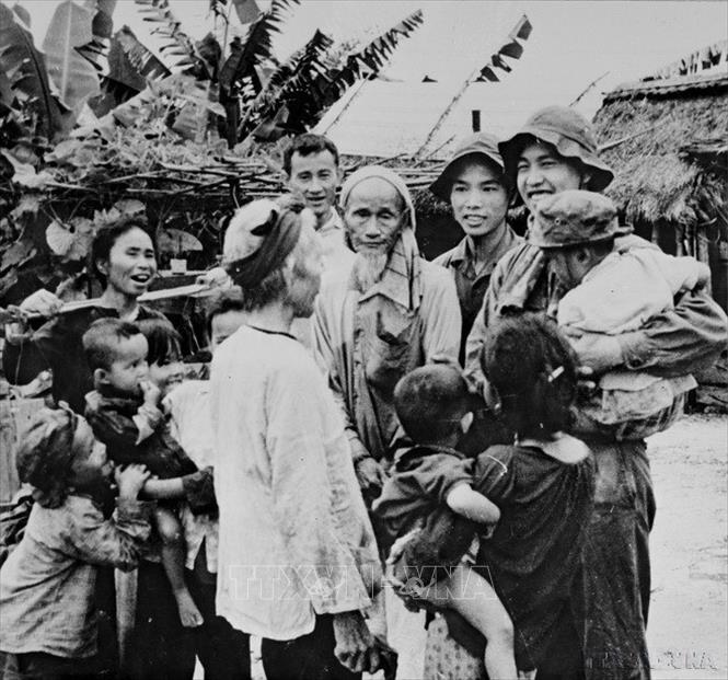 Phút gặp gỡ giữa quân giải phóng và đồng bào xã Trung Hải (huyện Gio Linh, tỉnh Quảng Trị). Ảnh: Ngọc Thông-TTXVN