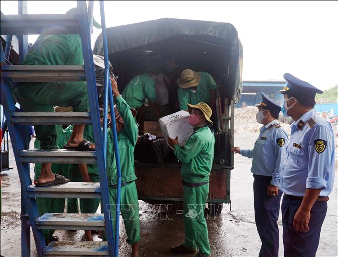 Trong ảnh: Lượng thuốc lá nhập lậu, thuốc lá giả được chuyển vào nhà máy tiêu hủy với sự giám sát của Cục Quản lý thị trường tỉnh Ninh Thuận. Ảnh: Công Thử - TTXVN