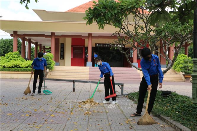 Trong ảnh: Đoàn viên, thanh niên xã Long Hòa (Cần Đước, Long An) dọn vệ sinh khu công viên 