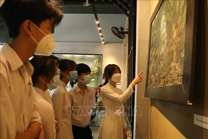 Trong ảnh: Học sinh trường THPT Rạch Kiến tham quan khu trưng bày Di tích lịch sử cấp Quốc gia 