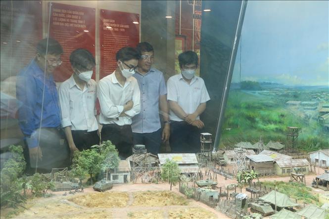 Trong ảnh: Khách tham quan khu trưng bày Di tích lịch sử cấp Quốc gia 