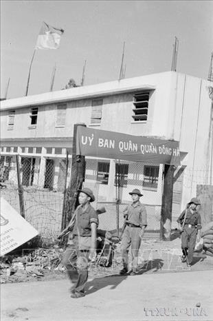 Ủy ban quân quản Đông Hà được thành lập sau ngày giải phóng, các đội tuần tra thường xuyên làm nhiệm vụ trong thị trấn vừa được giải phóng. Ảnh: Tư liệu TTXVN