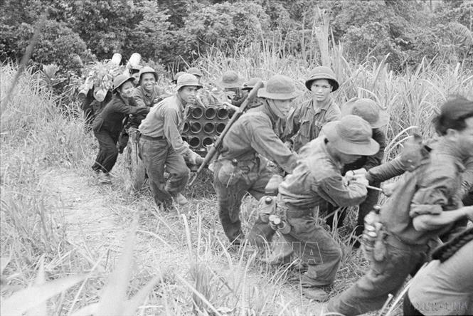 Phối hợp với dân quân du kích và bộ đội địa phương, Quân giải phóng vận chuyển pháo đạn vào chiến trường chuẩn bị đánh địch ở Đồi tròn. Ảnh: Hồng Thụ - TTXVN