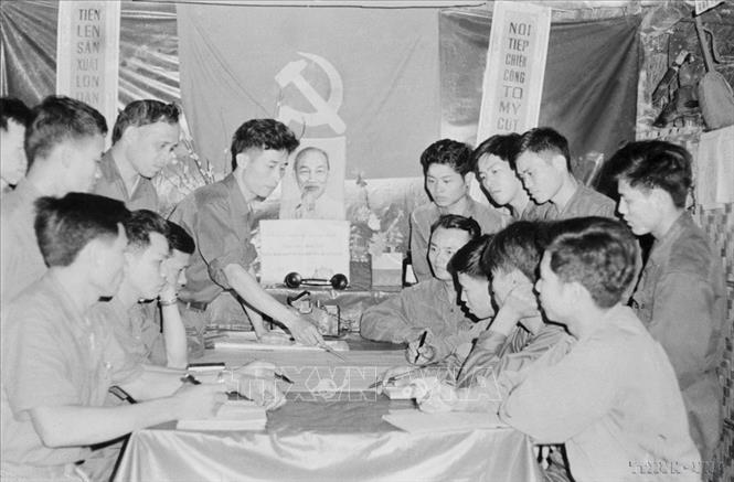 Cán bộ đại đội pháo binh 17, đoàn 85 Quân giải phóng Quảng Trị bàn bạc kế hoạch tác chiến với cán bộ quân sự địa phương. Ảnh: Hồng Thụ - TTXVN