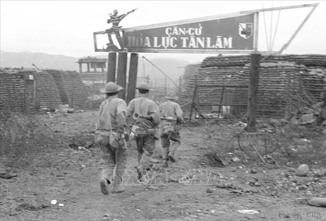Quân giải phóng tấn công địch ở căn cứ Tân Lâm. Ảnh: Tư liệu TTXVN