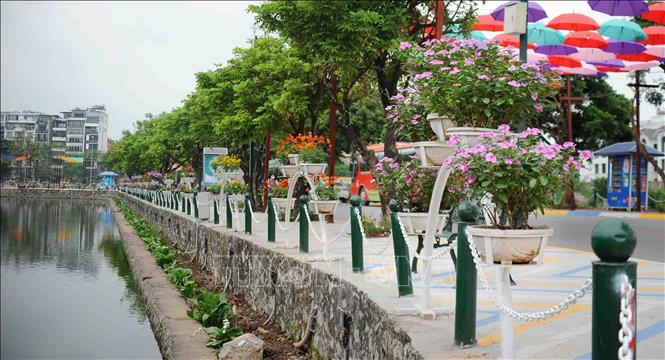 Ven hồ được trang trí rực rỡ nhiều màu sắc. Ảnh: Lê Thùy Dương -TTXVN phát