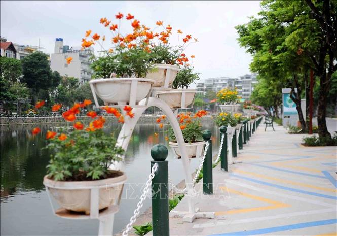 Vỉa hè được sơn hoạ tiết và lan can ven hồ được sơn mới. Ảnh: Lê Thùy Dương -TTXVN phát