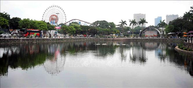 Nhằm thu hút du khách tới đây, UBND quận Tây Hồ đã cho sửa sang trang trí để thay đổi diện mạo cho con phố. Ảnh: Lê Thùy Dương -TTXVN phát