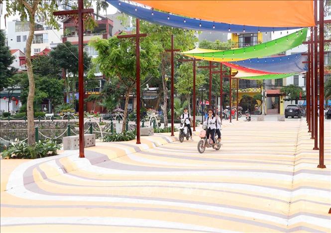 Cung đường bắc ngang qua hồ được sơn những hoạ tiết lượn sóng với màu sắc bắt mắt. Ảnh: Nguyễn Thùy Dương -TTXVN phát