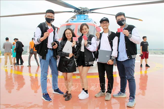 Some 30 tourists experience the two first helicopter tours in HCM City. VNA Photo: Mỹ Phương