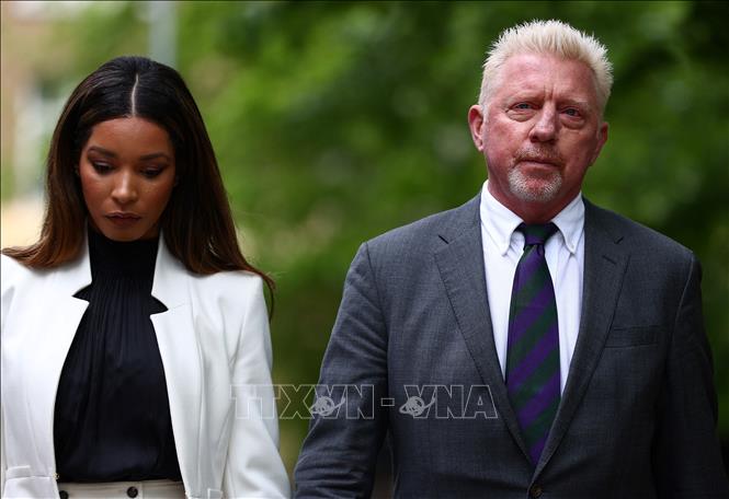 Trong ảnh: Cựu ngôi sao quần vợt Boris Becker và bạn gái tới tòa án  Southwark Crown ở  London (Anh) ngày 29/4/2022. Ảnh: AFP/TTXVN