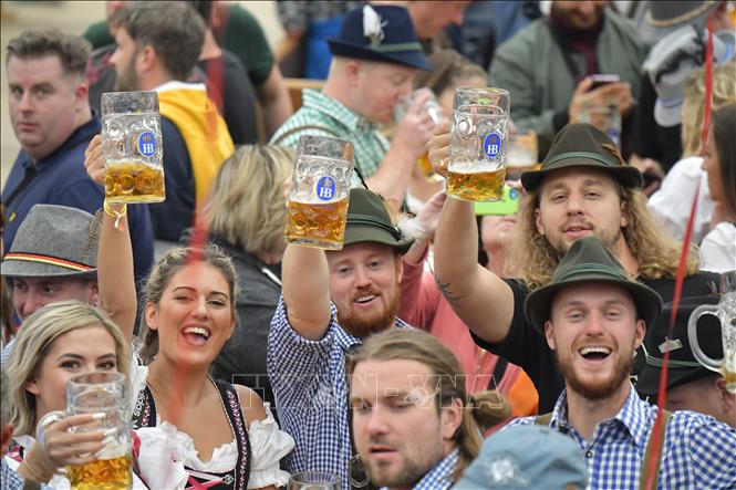 Lễ hội bia Oktoberfest tại Đức được tổ chức trở lại - Ảnh thời sự quốc tế - Văn hóa xã hội - Thông tấn xã Việt Nam (TTXVN)