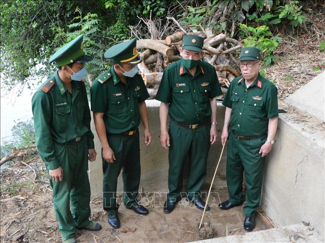 Ông Lê Xuân Bá (ngoài cùng, bên phải), Nguyên Sư đoàn trưởng Sư đoàn 470 kể về giai đoạn làm nhiệm vụ ở Bến vượt sông Sêrêpốk. Ảnh: Tuấn Anh – TTXVN