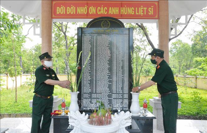 Ông Lê Xuân Bá (bên trái), Nguyên Sư đoàn trưởng Sư đoàn 470 và ông Đặng Đình Đường, Nguyên Sư đoàn trưởng Sư đoàn 470 viếng đồng đội hy sinh tại khu vực Bến vượt sông Sêrêpốk. Ảnh: Tuấn Anh – TTXVN