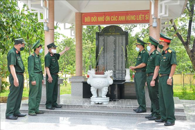 Cựu chiến binh Sư đoàn 470 cùng chiến sĩ Đồn Biên phòng Sêrêpốk dâng hương tại Nhà bia ghi danh các anh hùng liệt sĩ khu vực giáp bờ sông Sêrêpốk. Ảnh: Tuấn Anh – TTXVN