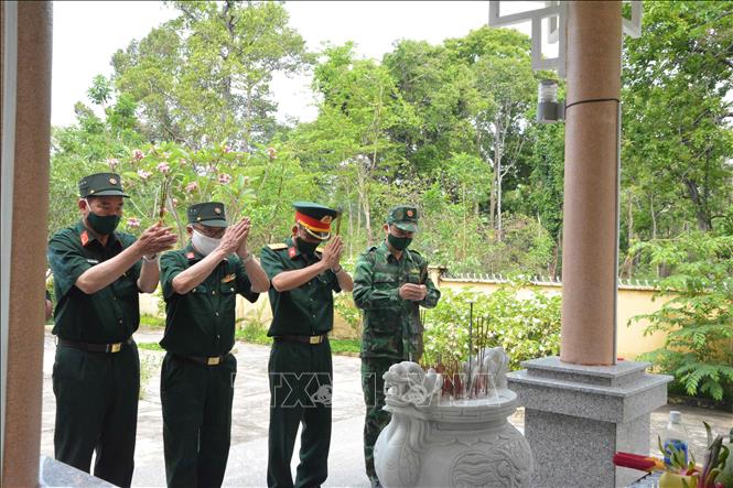 Cựu chiến binh Sư đoàn 470 cùng chiến sĩ Đồn Biên phòng Sêrêpốk dâng hương tại Nhà bia ghi danh các anh hùng liệt sĩ khu vực giáp bờ sông Sêrêpốk. Ảnh: Tuấn Anh – TTXVN