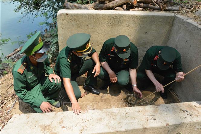 Cọc gỗ còn lại bên bờ sông Sêrêpốk để làm cầu nối đưa người và phương tiện vượt sông Sêrêpốk tiến vào giải phóng miền Nam. Ảnh: Tuấn Anh – TTXVN
