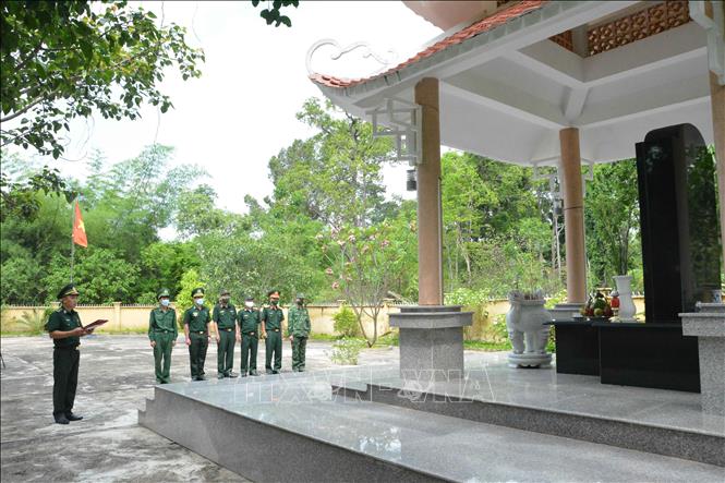 Cựu chiến binh Sư đoàn 470 cùng chiến sĩ Đồn Biên phòng Sêrêpốk dâng hương tại Nhà bia ghi danh các anh hùng liệt sĩ khu vực giáp bờ sông Sêrêpốk. Ảnh: Tuấn Anh – TTXVN