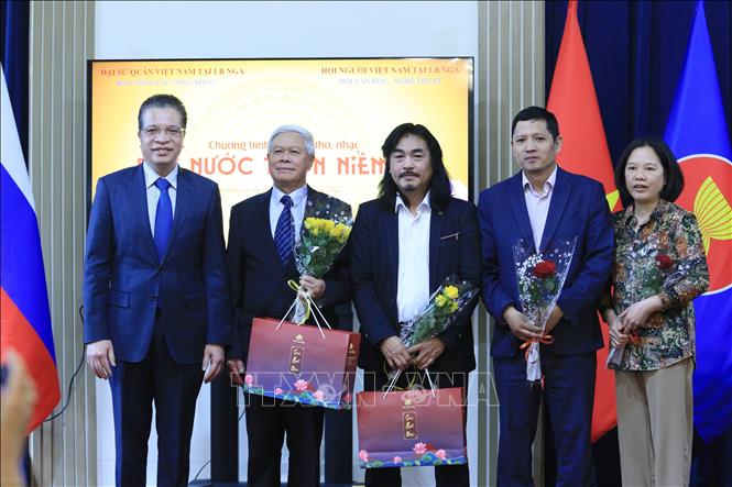 Trong ảnh: Đại sứ Đặng Minh Khôi với các thành viên Hội Văn học nghệ thuật tại LB Nga. Ảnh: Trần Hiếu - PV TTXVN tại Nga