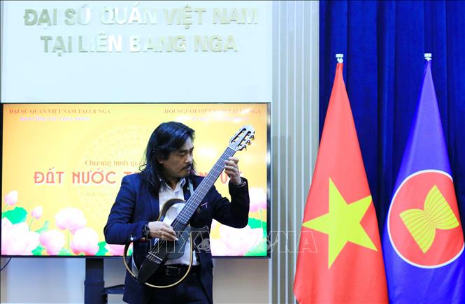 Trong ảnh: Nhạc sĩ Phạm Hồng Hà trình diễn độc tấu guitar “Bài ca Hy vọng”. Ảnh: Trần Hiếu - PV TTXVN tại Nga
