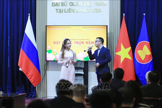 Trong ảnh: Chương trình giao lưu thơ, nhạc với tên gọi “Đất nước trọn niềm vui” được tổ chức nhân dịp kỷ niệm 47 năm Ngày giải phóng miền Nam, thống nhất đất nước (30/4/1975 – 30/4/2022). Ảnh: Trần Hiếu - PV TTXVN tại Nga
