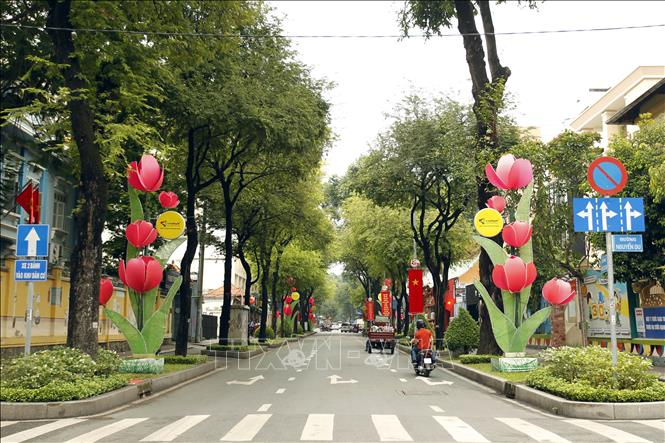 Cờ hoa được treo trên tuyến đường Pasteur, Quận 1, Tp. Hồ Chí Minh. Ảnh: Thanh Vũ - TTXVN
