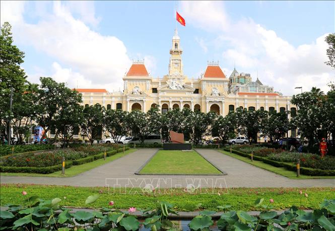 Trụ sở UBND Tp. Hồ Chí Minh trang trí nhiều cờ hoa nhân dịp lễ 30/4 và 1/5. Ảnh: Thanh Vũ - TTXVN