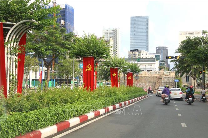 Cờ hoa được treo trên tuyến đường Lê Quấc Hưng, Quận 4, Tp. Hồ Chí Minh. Ảnh: Thanh Vũ - TTXVN