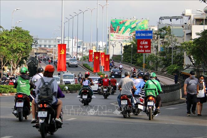 Cờ hoa được treo trên cầu Calmette, Quận 4, Tp. Hồ Chí Minh. Ảnh: Thanh Vũ - TTXVN
