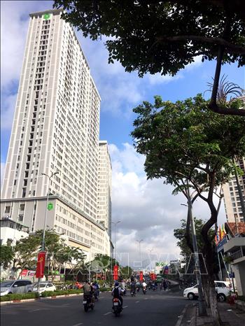 Cờ hoa được treo trên cầu Calmette, Quận 4, Tp. Hồ Chí Minh. Ảnh: Thanh Vũ - TTXVN
