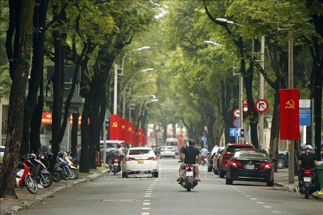 Cờ hoa được treo trên tuyến đường Nguyễn Du, Quận 1, Tp. Hồ Chí Minh. Ảnh: Thanh Vũ - TTXVN
