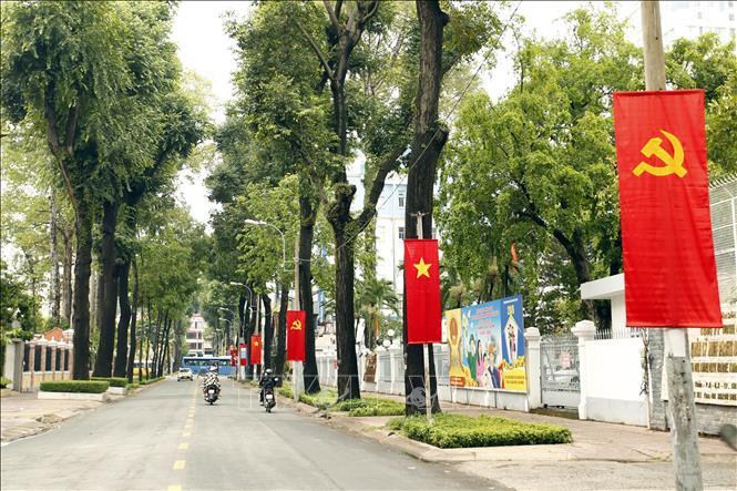 Cờ hoa được treo trên tuyến đường Trần Quốc Thảo, Quận 3, Tp. Hồ Chí Minh. Ảnh: Thanh Vũ - TTXVN
