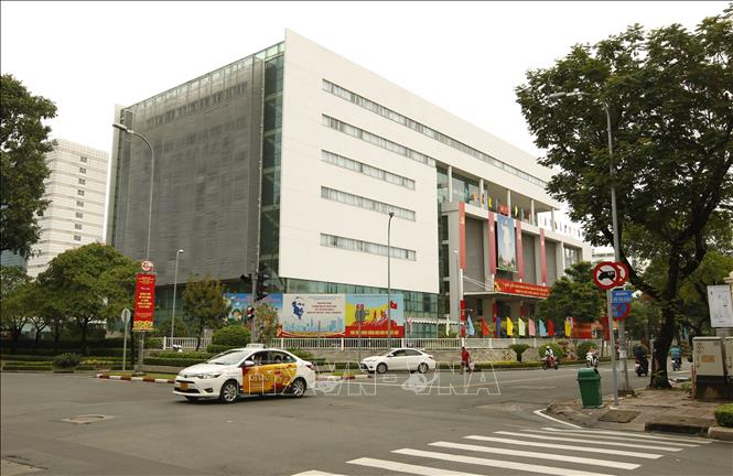 Trụ sở UBND Quận 3, Tp. Hồ Chí Minh trang trí nhiều cờ hoa nhân dịp lễ 30/4 và 1/5. Ảnh: Thanh Vũ - TTXVN