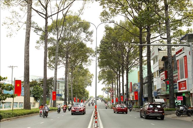 Cờ hoa được treo dọc theo cầu vượt Nguyễn Tri Phương, Quận 10, Tp. Hồ Chí Minh. Ảnh: Thanh Vũ - TTXVN
