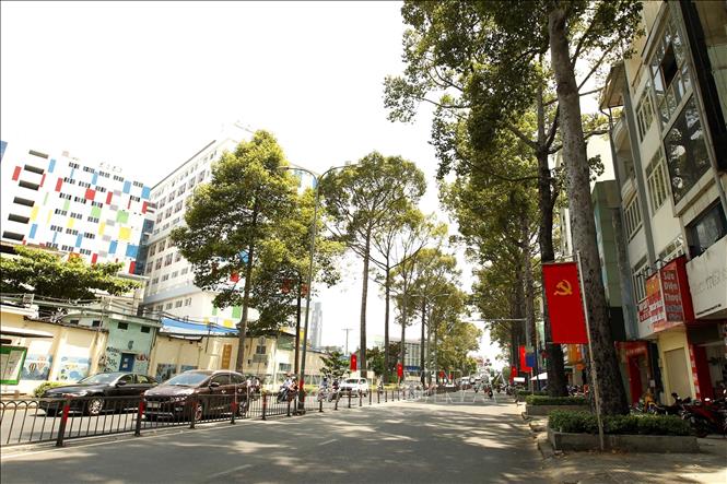 Cờ hoa được treo trên tuyến đường 3/2, Quận 10, Tp. Hồ Chí Minh. Ảnh: Thanh Vũ - TTXVN
