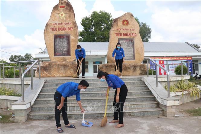 Các đơn vị chi đoàn xã Đại Điền (huyện Thạnh Phú, Bến Tre) tổ chức dọn dẹp vệ sinh 