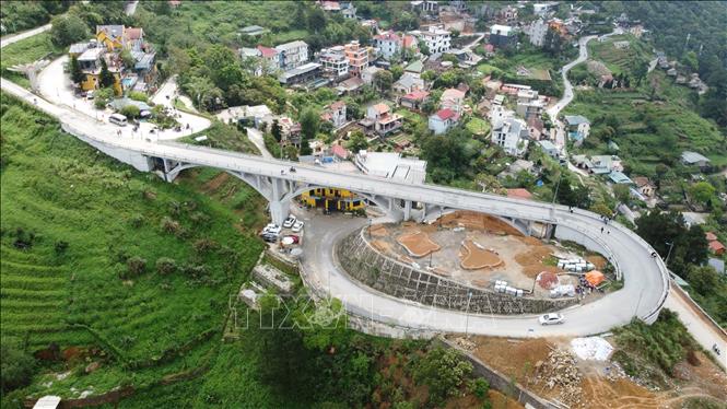 Cây cầu cạn vừa được đưa vào sử dụng giúp đường lên Tam Đảo thông thoáng trong ngày 30/4 năm nay. Ảnh: Hoàng Hùng - TTXVN