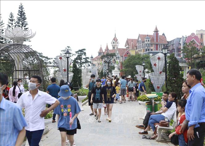 Trong ảnh: Hàng nghìn du khách đến với khu du lịch Tam Đảo (Vĩnh Phúc)  để tham quan, nghỉ dưỡng trong dịp nghỉ lễ năm nay. Ảnh: Hoàng Hùng - TTXVN
