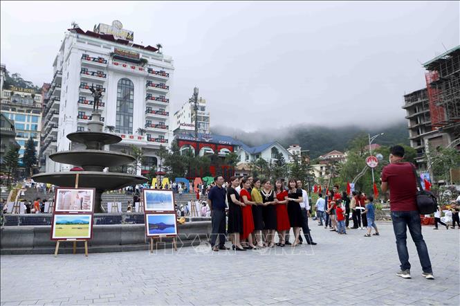 Trong ảnh: du khách lưu lại những kỉ niệm tại khu vực công viên trung tâm thị trấn Tam Đảo. Ảnh: Hoàng Hùng - TTXVN