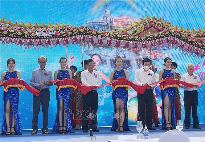 Các đại biểu cắt băng khánh thành Công viên nước Vịnh Kỳ Diệu - The Amazing Bay (thành phố Biên Hòa, Đồng Nai). Ảnh: Lê Xuân-TTXVN