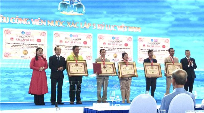 Tập đoàn Suối Tiên đón nhận bằng xác lập kỷ lục Việt Nam của Hội đồng xác lập kỷ lục Việt Nam. Ảnh: Lê Xuân-TTXVN