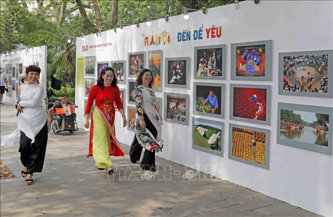 Một góc triển lãm hình ảnh về Hà Nội bên bờ hồ Hoàn Kiếm. Ảnh: Trần Việt - TTXVN