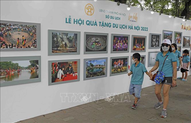 Một góc triển lãm hình ảnh về Hà Nội bên bờ hồ Hoàn Kiếm. Ảnh: Trần Việt - TTXVN