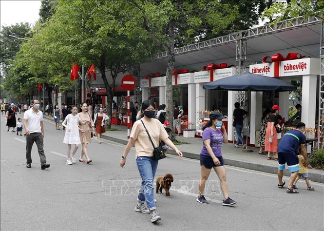 Đông đảo người dân tham gia trên tuyến phố đi bộ quanh Hồ Gươm. Ảnh: Trần Việt - TTXVN