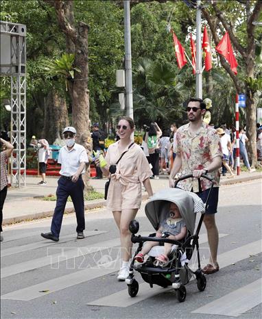 Du khách nước ngoài tham gia trên tuyến phố đi bộ Hồ Gươm. Ảnh: Trần Việt - TTXVN