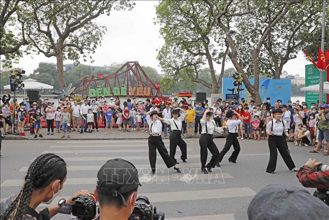Nhóm nhảy hiphop đường phố biểu diễn phục vụ du khách. Ảnh: Trần Việt - TTXVN