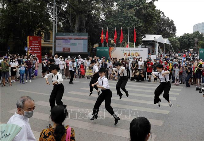 Nhóm nhảy hiphop đường phố biểu diễn phục vụ du khách. Ảnh: Trần Việt - TTXVN