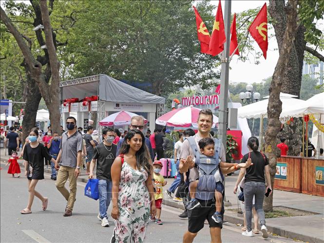 Du khách nước ngoài tham gia trên tuyến phố đi bộ Hồ Gươm. Ảnh: Trần Việt - TTXVN
