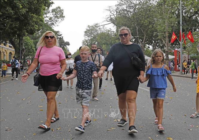 Du khách nước ngoài tham gia trên tuyến phố đi bộ Hồ Gươm. Ảnh: Trần Việt - TTXVN